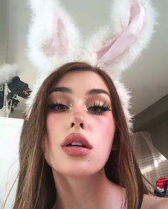 White Rabbit Makeup, Keaton Belle, Bunny Halloween Makeup, Makeup Carnaval, Bunny Makeup, Rabbit Halloween, Bunny Halloween Costume, Rabbit Costume