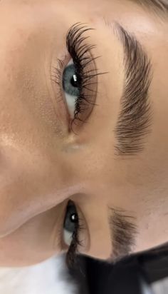 Clique no Pin para receber uma aula gratuita de como ganhar dinheiro sendo Lash Designer Profissional! Dark Lash Line Extensions, Pretty Brown Eyes, Eye Makeup Styles, Perfect Eyelashes, Natural Eyelash Extensions, Eyelash Extentions