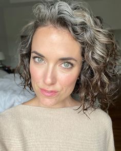 Grombre Transition Brunette, Grey Transition Hair Highlights, Long Curly Bob, Growing Out Gray Hair, Growing Out Hair, Dark Curly Hair, Grey Hair Transformation, Grey Curly Hair