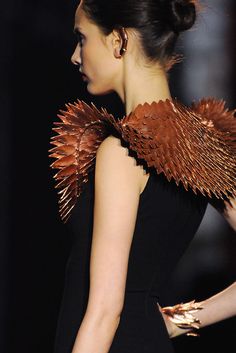 Aristocrazy Fall 2013 Extreme Fashion, Geometric Fashion, 3d Fashion, Fairy Costume, Neck Piece, Alternative Fashion, Couture Fashion, Timeless Fashion, Mercedes Benz