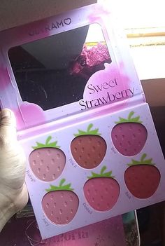 Strawberry Makeup Look, Strawberry Makeup, Strawberry Things, Strawberry Aesthetic, Food Makeup, Strawberry Girl, Strawberry Candy, Pink Strawberry, Fancy Makeup