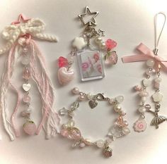 Pretty Jewelry Necklaces, Diy Jewlery, Bead Charms Diy, Handmade Jewelry Tutorials, Jewelry Accessories Ideas, Girly Accessories, Cute Keychain, Fancy Jewelry, Beaded Accessories