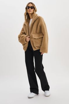 Enveloppez-vous dans un style douillet avec la veste Kim Sherpa. Conçue pour les journées décontractées par temps froid, cette veste présente une coupe décontractée à épaules tombantes et des poches à rabat fonctionnelles. Blottissez-vous dans sa délicieuse chaleur et restez élégant sans effort tout au long de la saison. Sherpa Jacket Aesthetic, Jean Sherpa Jacket Outfit, Winter Minimalist Outfit, Sherpa Outfit, Sherpa Jacket Outfit, Oversized Sherpa Jacket, Winter Nyc, Minimalist Outfits, Cold Weather Outfit