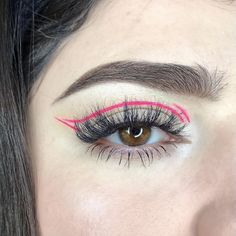 Pink Liner Looks, Pink Grafic Eyeliner, Pink Liner Eye Makeup, Hot Pink Eyeliner, Pink Graphic Eyeliner, Pink Eyeliner Looks, Eyeliner Grafico, Pink Graphic Liner, Foxy Eye