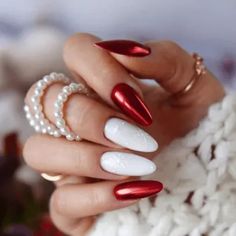 red with white snowflake nail art Festive Nails Christmas, Gold Holiday Nails, Pearl Jewlery, Christmas Nail Polish, Trendy Nail Polish, Christmas Nail Ideas, Festive Manicure, Snowflake Nail Art, Light Nails