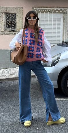 Portuguese Style Fashion, Creative Style Outfits, Knit Vest Outfits For Women, Outfit Ideas Colorful, Vest Jeans, Portuguese Fashion, Knit Vest Outfit, Vest Outfits For Women, Looks Jeans