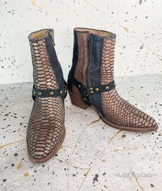 The boots can be worn on different styles of shoes and are fully adjustable. The bottom strap is removable. ▪ 𝐃𝐈𝐌𝐄𝐍𝐒𝐈𝐎𝐍𝐒 ▪ ▪ Small: ▪ Women's USA shoe size: 5-7 ▪ Medium: ▪ Women's USA shoe size 8-9 ▪ Men's US shoes size 7-8 ▪ Large ▪ Women's USA shoe size 10 and up ▪ Men's USA shoe size 9-10 ▪ X-Large ▪ Men's USA shoe size 11-12 ▪ 𝐌𝐀𝐓𝐄𝐑𝐈𝐀𝐋𝐒 ▪ ▪ Genuine leather ▪ Brass Hardware ▪ 𝐏𝐀𝐂𝐊𝐀𝐆𝐄 𝐈𝐍𝐂𝐋𝐔𝐃𝐄𝐒 ▪ ▪ One pair of leather boot straps, as pictured. ▪ 𝐏𝐋𝐄𝐀𝐒𝐄 ? Pirate Boots, Usa Shoes, Steampunk Pirate, Boot Straps, Harness Boots, Studded Boots, Motorcycle Boots, Studded Leather, Cowboy And Cowgirl