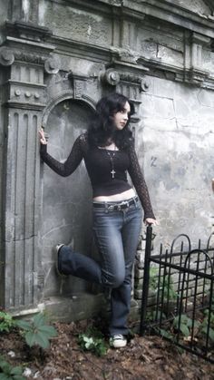 goth, grunge, grunge aesthetic, photo idea, photo ideas, beauty, cat beauty Vamp Clothes Aesthetic, Goth Aesthetic Women, Goth And Grunge Outfits, Goth Witch Aesthetic Outfit, Gothic Tomboy Outfits, Goth Fall Outfits Grunge Style, 60s Goth Aesthetic, Cybergrunge Aesthetic Outfit, 80 Goth Fashion