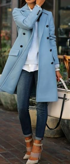 Love this blue coat! Street Style Winter, Blue Coats, Winter Mode, Mode Inspiration, Fall Winter Outfits, Outfits Ideas