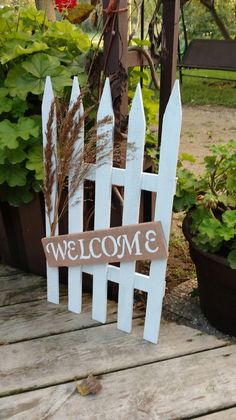 Welcome pallet sign right view Welcome Sign Made From Pallet Wood, Picket Fence Decor, Picket Fence Crafts, Pallet Lounge, Diy Outdoor Table, Nice House, Old Fences, Wood Pallet Signs, White Picket Fence