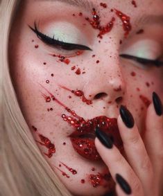 Hola Amixz Mira estas nuevas ideas extras para un maquillaje de impacto para que vean que todo cuestan un poco mas de esfuerzo... #halloween #hallowixz #autumnvibes🍁 #otoño🍁 Red Fantasy Makeup, Blood Photo Shoot Halloween, Red Makeup Halloween, Red Face Makeup, All Red Photoshoot, Halloween Makeup Blood, Maleficent Makeup, Blood Makeup, Gem Makeup