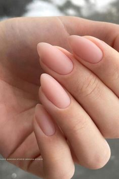 ongles mariage
manucure mariage
ongles courts en pointe
ongles courts en amande
forme ongles amande
ongles nude 
ongles impression naturels
manucure nude
manucure mariage naturelle Maroon Nails, Nude Nail Designs, Beige Nails, Oval Nails, Manicure E Pedicure, Gold Nails