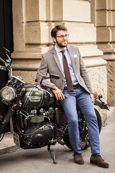 Vraooom! French Men, Nerd Glasses, History Professor, Khaki Jacket, Mens Fashion Blog, Dapper Style, Mens Style Guide, Men Hairstyles, Triumph Motorcycles