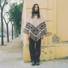 0123/001 EASTWOOD PONCHO Vintage Poncho Outfit, Poncho Street Style, Outfit With Poncho, Mexican Pancho Outfits, Wool Poncho Outfit, Mediterranean Winter Fashion, Outfits With Ponchos, Knit Poncho Outfit, Fall Poncho Outfits