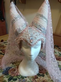 Medieval Princess Hat, Whimsical Medieval, Medieval Headdress, Halloween Costumes 2022, Halloween This Year, Medieval Fashion, Creative Halloween Costumes, Mode Inspo