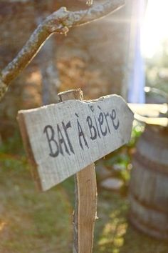 a wooden sign that says bat a biere on it