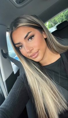 Blonde On Black Hair Balayage, Beige Balayage With Money Piece, Dark Roots Ashy Blonde Hair Balayage, Blonde Dark Brows, Blonde Highlights 2000s, Going Back To Brown Hair From Blonde, Pramenovi Brown Hair, Dark Base With Blonde Highlights, Pramenovi Blondes