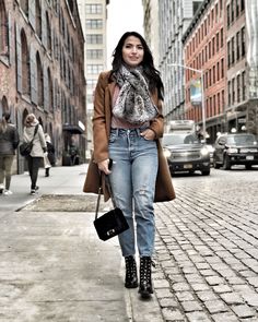 12 Ways To Wear Combat Boots: You'll Fall In Love - The Mom Edit Combat Boots With Heels Outfit, Combat Boot Heels Outfit, Outfits To Wear With Combat Boots, Jeans And Combat Boots Outfit, Combat Boot Outfits Spring, Combat Boots With Jeans, Combat Boots Outfit For Women