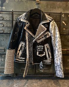 Customized Jacket, Painted Leather Jacket, Custom Leather Jackets, Diy Jacket, Diy Fashion Clothing, Painted Denim, Estilo Punk, Upcycled Fashion, Custom Jacket