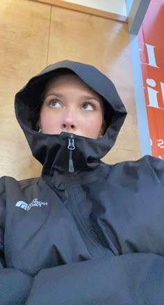 Northface Rain Jacket Outfits, The North Face Coat Outfit, Kway Jacket Woman Outfit, Raincoat Outfit Aesthetic, Raincoat Aesthetic, Rain Jacket Outfit, The North Face Jackets Women, Windbreaker Outfit, North Face Jacket Women's