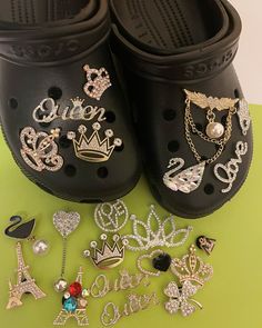 Crocs charms for Girl, Luxury crocs charms, Bling crocs charms, Charms for crocs. Croc Jibbitz 💖Show off your hobbies, sense of humor, or latest obsession with our Fun and Cute Charms! Our charms are decorated with beautiful rhinestone and are easy to put on Crocs. 🎁🎁 Extra Special Surprise with the purchase of 2 or more Charms! 💚Check out other bling & luxury charms at my Etsy shop! https://www.etsy.com/es/shop/BrooklynButtonStore 💚💚 One low shipping charge no matter how many you purchase Black Crocs With Gold Charms, Croc Jibbitz Ideas Black Crocs, Black Crocs With Charms, Black Crocs With Jibbitz, Preppy Crocs, Croc Charms Aesthetic, Decorated Crocs, Crocs Inspiration, Croc Designs