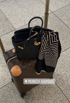 Baddie Airport Outfits, Rich Bags, 2023 Plans, Airport Vibes, Birkin Mom, Munich Airport, Lux Life, Cute Luggage, Airport Outfits