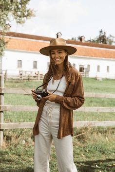 Safari Outfit Women, Safari Outfit, Safari Outfits, Looks Country, Safari Style, Looks Street Style, Step Back, Vintage Look, Shirt Jacket