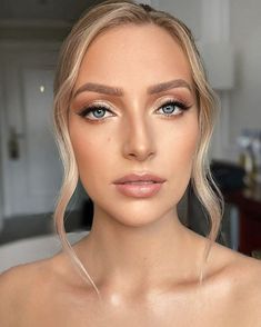 Well-chosen wedding makeup looks can help you expose the good part of your face and make you look your best while you are photographed. #natural #makeup #ideas Bridesmaid Makeup Blue Eyes, Blake Lively Makeup, Bridesmaid Makeup Natural, Natural Green Eyes, Bridal Makeup For Green Eyes, Green Eyes Blonde Hair, Glam Bridesmaid