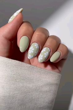 summer spring flower nails Eucalyptus French Tip Nails, Cute Flower Gel Nails, Daisy Nails Colorful, Flower Nails Daisy, Cute Earthy Nails, Light Green Nails For Prom, Green And White Flower Nails, Sage Flower Nails, White Flowers Nails Design