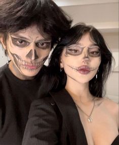 Makijaż Sugar Skull, Pretty Halloween Costumes, Couples Halloween Outfits, Cute Couple Halloween Costumes, Skull Makeup, Halloween Makeup Looks