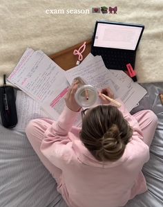 Pink Student Aesthetic, Student Aesthetic Girl, Uni Girl Aesthetic, Summer Study Aesthetic, Studious Girl Aesthetic, Romanticize Life Aesthetic, Uni Student Aesthetic, College Study Aesthetic, Pink Study Aesthetic