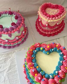 Small colorful birthday cakes Bright Cakes, Bolo Vintage, Shaped Cakes, Colorful Cake, Vintage Birthday Cakes, Pastel Cupcakes, Heart Cakes, Mini Tortillas, Heart Shaped Cakes