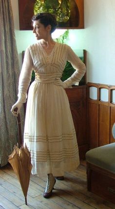 Robe d'été vers 1916 - 1918 1910 Summer Dress, 1918 Fashion Woman, 1916 Dress, 1910s Fashion Women, 1916 Fashion, 1915 Fashion, 1918 Fashion, Vintage Outfit Inspiration, Housewife Dress