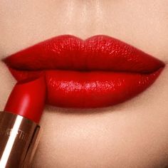 Red Lipstick Kisses, Bombshell Makeup, Pillow Talk Lipstick, Charlotte Tilbury Makeup, Perfect Lipstick, Lip Liners, Bold Red Lips