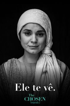 Na imagem aparece uma mulher em preto e branco, que é uma personagem da série bíblica "The Chosen" (Os Escolhidos, em português). O nome dela é Eden. Na parte inferior da imagem tem o texto "Ele te vê" e "The Chosen, Temporada 2" The Wingfeather Saga, Wingfeather Saga, Jesus I Need You, Bible People, Life Of Jesus Christ, Acts 1