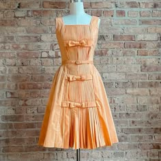 Acotar Dress, Dior 1950, After Party Dress, Kiss Me Kate, 1950s Dresses Vintage, Baby Sitters Club, 1950s Housewife, 60s Home, Retro Wardrobe