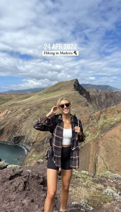 Monsoon Trekking Outfit Women, Madeira Outfit Ideas, Trek Outfit Women, Midsize Hiking Outfit, Mountain Trip Outfit Summer, Trail Hiking Outfit Woman, Bass Canyon Outfits, Madeira Outfit, Stylish Hiking Outfit Summer