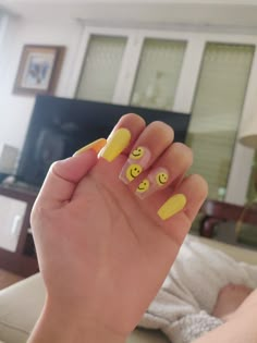 Uñas amarillas acrílicas con caras felices Cute Yellow Nail Ideas, Nails Amarillo, Smiley Nails, Bright Nail Designs, Holloween Nails, Yellow Nails Design, Beauty Hacks Nails, Manicure Nail Designs