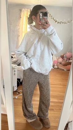 Grey oversized hoodie from hollister, leopard print pants from h&m, platform ugg disquette slippers Platform Ugg, Aesthetic Clean Girl, Aesthetic Clean, Casual Ootd, Leopard Print Pants, Lazy Day Outfit, Cold Outfits, Fits Clothes, Preppy Outfit