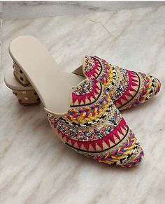 sandals #fashion Indian Chappals For Women, Juti Designs For Women, Jutti Design, Indian Heels, Juttis For Women, Trendy Mules, Elegant Shoes Heels