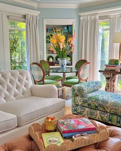 Colourful Rooms, Grandmillenial Style, Green Living Room, Modern Living Room Decor, Mediterranean House, Mid Century Modern Living Room, Home Makeover, White Vase, Pretty Room