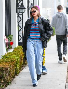 La veste en cuir oversized s'impose comme la pièce phare de cet automne ! Confortable et stylée, elle apporte une touche audacieuse à n'importe quelle tenue. Polo Shirt Outfit Women's Street Style, Polo Street Style, Oversized Polo Shirt Outfit, Oversized Polo Outfit, Hailey Bieber Fashion, Polo Shirt Outfit Women's, Hailey Bieber Street Style, Cold Outfit, Oversize Outfit