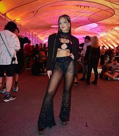 Looks Rock in Rio: tendências e 50 opções de looks Rock Festival Outfit, Rock In Rio 2022, Tomorrowland Outfit, Makeup And Hairstyles, Burning Man Style, Carnaval Outfit, Coachella Party, Rave Festival Outfits, Rave Looks