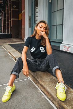 Outfit Ideas For You To Try in 2020 Neon Sneakers Outfit, Sneakers Outfit Street Styles, Jessica Wang, Neon Sneakers, Neon Shoes, Botas Western, Sneaker Outfits, Oufits Casual, Huntington Whiteley