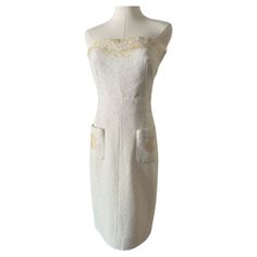 Présentée comme look 5 sur le défilé Chanel printemps 2012 au Grand Palais à Paris par Karl Lagerfeld, cette robe documentée en tweed ivoire est destinée à la perfection nuptiale. Avec ses ornements en nacre et ses paillettes étincelantes, cette robe bustier élancée brille de mille feux. Entièrement doublée en mousseline de soie à motifs de camélias et de points de croix, la robe est dotée d'une fermeture à glissière centrale avec tirette de point de croix ainsi que d'une fermeture à glissière d Chanel Wedding Dress, Chanel Wedding, French Wedding Dress, Chanel Spring, Dress Back, Grand Palais, Tweed Dress, Vintage Nature, Mini Velvet Dress