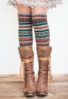 Hunter Boots Outfit, Shoes Hack, Yarn Pom Pom, Fashionable Snow Boots, Stocking Tights, Thick Yarn