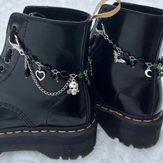 Black Boots With Chains, Aesthetic Accessories Grunge, Boots With Chains, Shoe Chains, Alt Accessories, Shoe Chain, Boots Diy