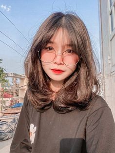 Shortish Haircuts, Korean Short Haircut, Short Hair For Chubby Faces, Short Hair Glasses, Chubby Face Haircuts, Hairstyle For Chubby Face, Medium Long Haircuts, Korean Haircut, Asian Haircut