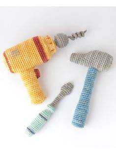 two crocheted toys are laying next to each other