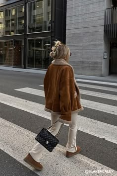 Shearling Jacket Outfit, Nyc Winter Outfits, Cold Fashion, New York Outfits, Quoi Porter, Faux Shearling Jacket, Chique Outfits, Winter Mode